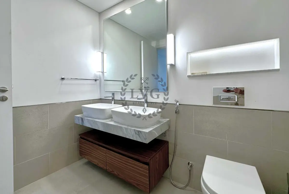 Open Kitchen l Unfurnished l Mid Floor | Vacant