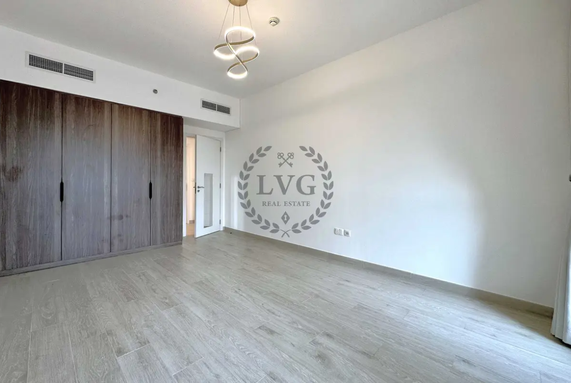 Open Kitchen l Unfurnished l Mid Floor | Vacant