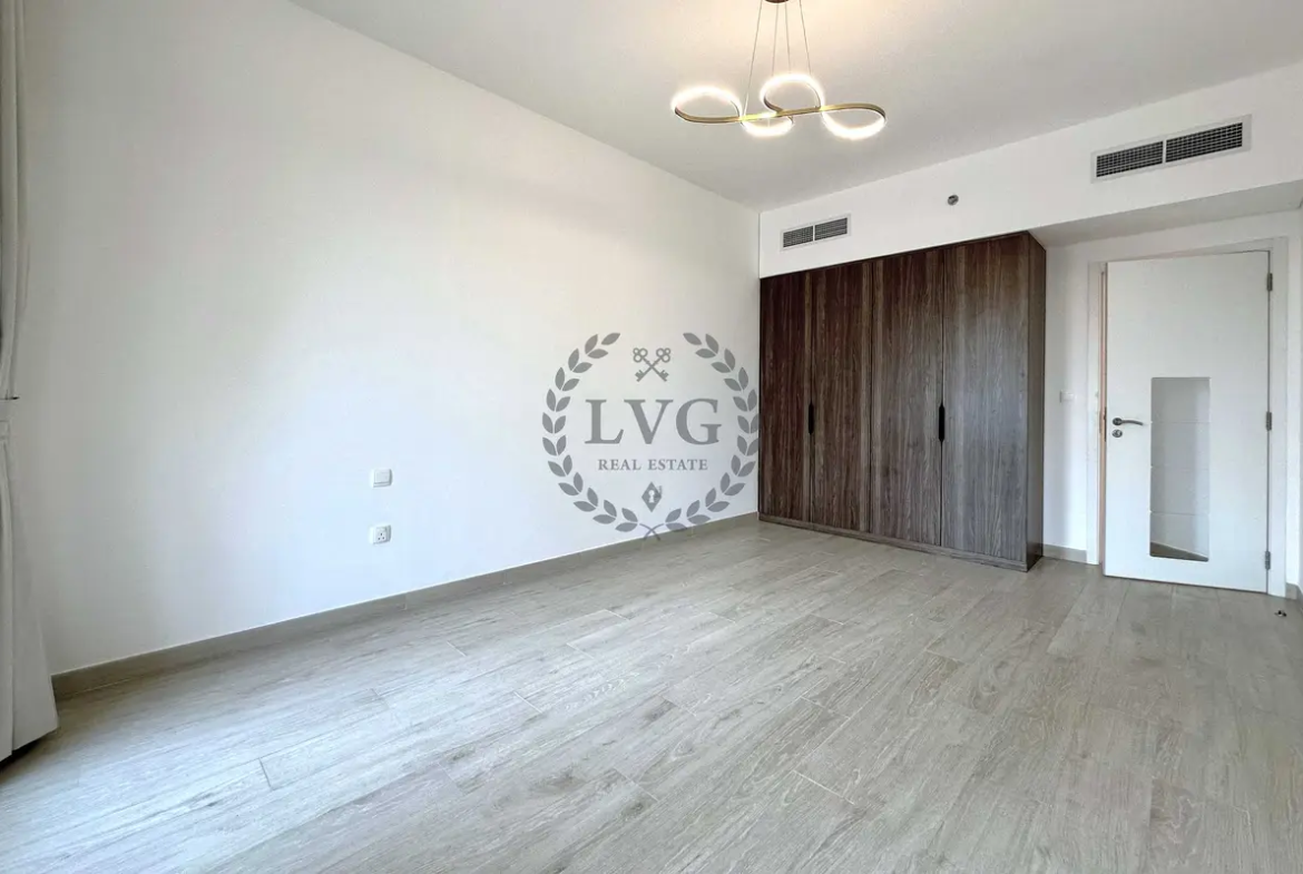 Open Kitchen l Unfurnished l Mid Floor | Vacant